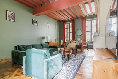 Coin salon dans l'établissement Superb apartment near Notre-Dame Cathedral - Mobility lease