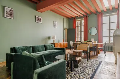 Coin salon dans l'établissement Superb apartment near Notre-Dame Cathedral - Mobility lease