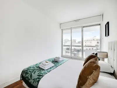 Un ou plusieurs lits dans un hébergement de l'établissement Cosy apartment with balcony -1BDR 2P- La Villette