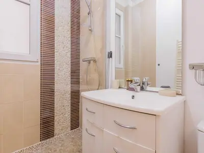 Salle de bains dans l'établissement Charmant appt - 1 BDR 2P convention 15e arr