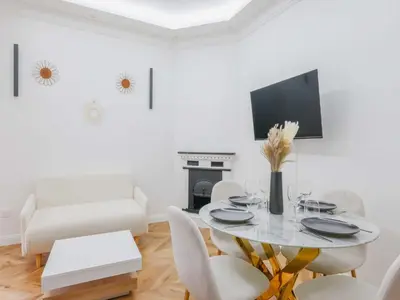 Télévision ou salle de divertissement dans l'établissement Charming Apartment - 1BR- 2P- Ternes