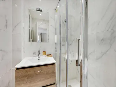 Salle de bains dans l'établissement Very nice studio for 2 people Batignolles - Nollet Mobility lease