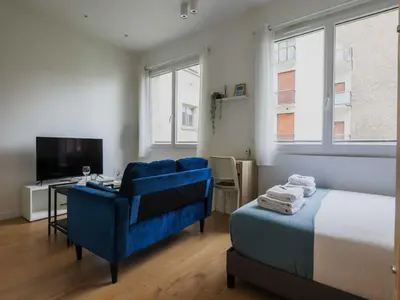 Télévision ou salle de divertissement dans l'établissement Modern studio - 2P- Neuilly-sur-Seine
