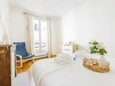 Un ou plusieurs lits dans un hébergement de l'établissement Charming Apartment 1BDR 2P - Grands Boulevards