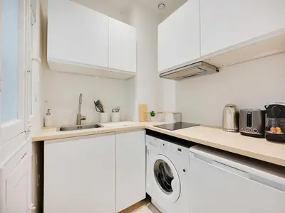 Cuisine ou kitchenette dans l'établissement Superb appt - 17th ard - Mobility lease