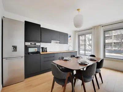 Cuisine ou kitchenette dans l'établissement Superb 2 bedroom 4P Alésia