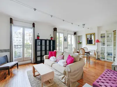 Télévision ou salle de divertissement dans l'établissement Charming Apt - 1BD 4P - Ternes Porte Maillot
