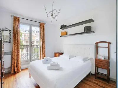 Un ou plusieurs lits dans un hébergement de l'établissement Charming Apt - 1BD 4P - Ternes Porte Maillot