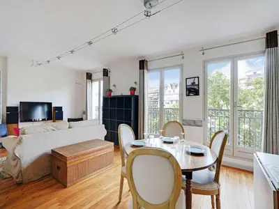 Télévision ou salle de divertissement dans l'établissement Charming Apt - 1BD 4P - Ternes Porte Maillot