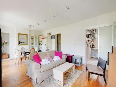 Coin salon dans l'établissement Charming Apt - 1BD 4P - Ternes Porte Maillot