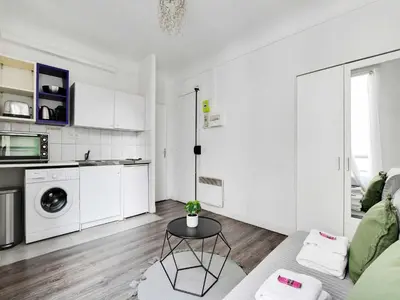 Cuisine ou kitchenette dans l'établissement Studio - 2P- Place de Clichy