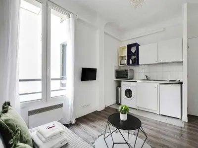 Cuisine ou kitchenette dans l'établissement Studio - 2P- Place de Clichy
