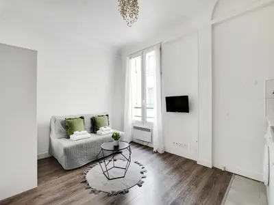 Télévision ou salle de divertissement dans l'établissement Studio - 2P- Place de Clichy