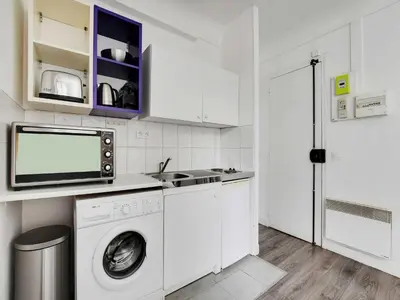 Cuisine ou kitchenette dans l'établissement Studio - 2P- Place de Clichy