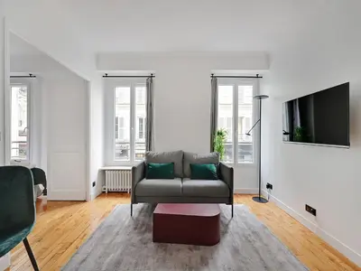 Télévision ou salle de divertissement dans l'établissement Charming flat - 1 BDR 2P Ternes - 17e