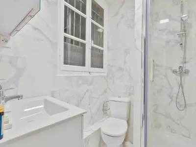 Salle de bains dans l'établissement Lovely studio - C ur du Marais - Mobility lease