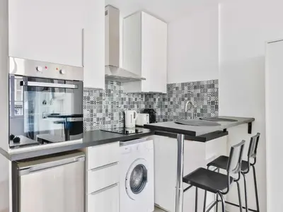 Cuisine ou kitchenette dans l'établissement Lovely studio - C ur du Marais - Mobility lease
