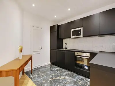 Cuisine ou kitchenette dans l'établissement Elegant apartment 3BDR 6P - Champs-Élysées