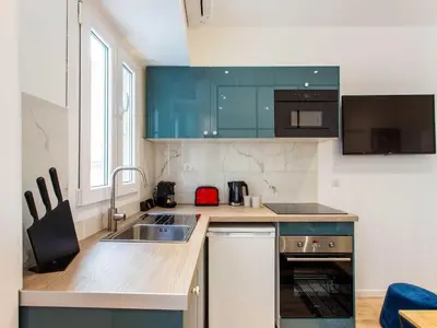 Cuisine ou kitchenette dans l'établissement Superb appt 1BDR 4P - Porte Maillot Ternes