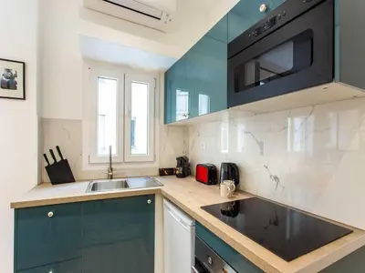 Cuisine ou kitchenette dans l'établissement Superb appt 1BDR 4P - Porte Maillot Ternes