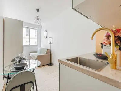 Cuisine ou kitchenette dans l'établissement Cosy studio - ARC DE TRIOMPHE - Mobility lease
