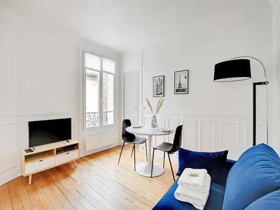Télévision ou salle de divertissement dans l'établissement Charming apartment near the Eiffel Tower - Mobility lease
