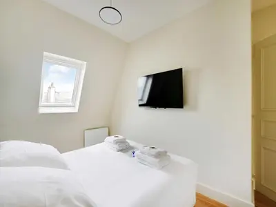 Télévision ou salle de divertissement dans l'établissement Bright apartment - 2BDR- 4P- Jardin du Luxembourg