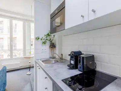 Cuisine ou kitchenette dans l'établissement Charming studio for 2 people - Mobility lease