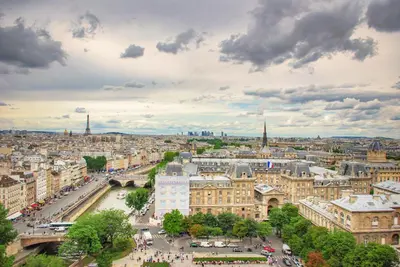Vue générale sur Paris ou vue de la ville depuis l'appartement