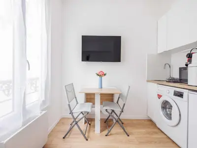Cuisine ou kitchenette dans l'établissement Studio Charmant 16ème Ar - bail mobilité