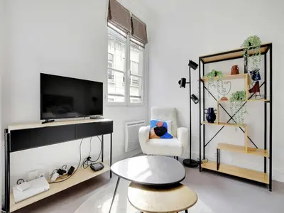 Télévision ou salle de divertissement dans l'établissement Cosy studio - 2P - St Germain-des-Pres Odeon