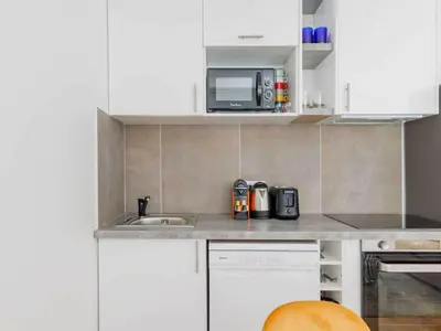 Cuisine ou kitchenette dans l'établissement Spacious apartment near Paris - Mobility lease