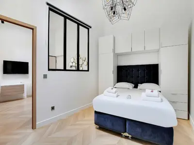 Un ou plusieurs lits dans un hébergement de l'établissement Elegant flat near Champs-Élysées