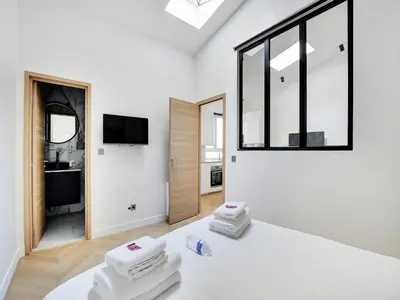 Un ou plusieurs lits dans un hébergement de l'établissement Elegant flat near Champs-Élysées