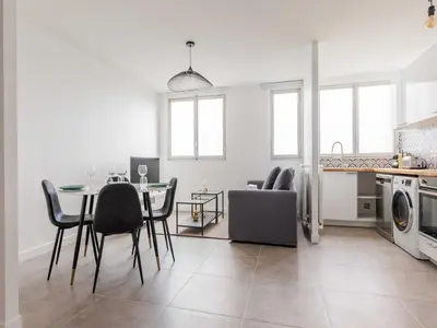 Cuisine ou kitchenette dans l'établissement Apartment near 1 BDR 4P La Villette