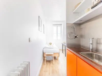 Cuisine ou kitchenette dans l'établissement Charming studio 1P near Av Montaigne