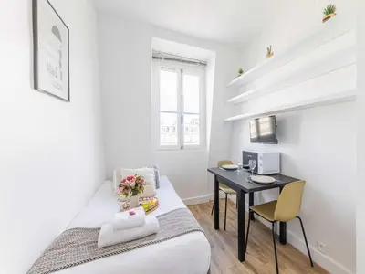 Un ou plusieurs lits dans un hébergement de l'établissement Charming studio 1P near Av Montaigne
