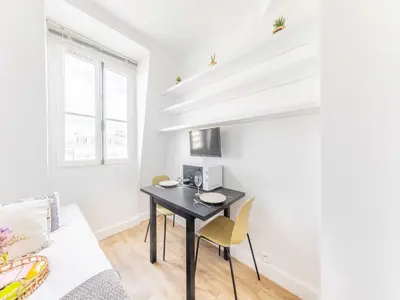 Télévision ou salle de divertissement dans l'établissement Charming studio 1P near Av Montaigne