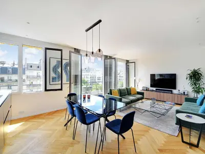 Télévision ou salle de divertissement dans l'établissement Exceptional apartment - 1 BDR 2P - Eiffel Tower view
