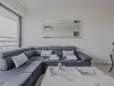 Coin salon dans l'établissement Modern Apt with Balcony - 1BD 4P- Levallois-Perret