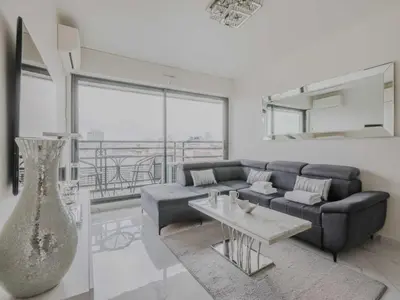Coin salon dans l'établissement Modern Apt with Balcony - 1BD 4P- Levallois-Perret