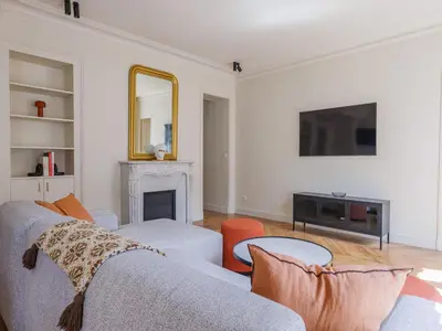 Télévision ou salle de divertissement dans l'établissement Charming apartment - 3BDR 6P - St Germain des Prés