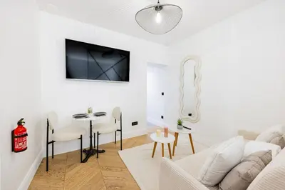 Télévision ou salle de divertissement dans l'établissement Suite luxueuse Elysee Faubourg St Honore Paris 8