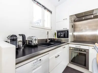 Cuisine ou kitchenette dans l'établissement Bel appt- Sacré-C ur- Mobility lease