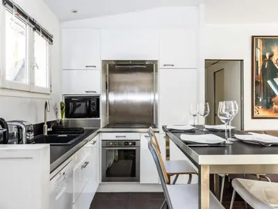 Cuisine ou kitchenette dans l'établissement Bel appt- Sacré-C ur- Mobility lease