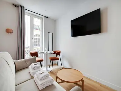 Télévision ou salle de divertissement dans l'établissement Beautiful studio -16 ard de paris- Mobility lease