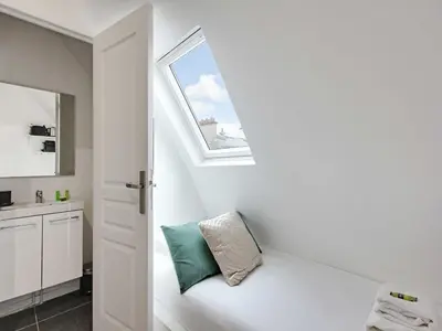 Un ou plusieurs lits dans un hébergement de l'établissement Bedroom 1 - Place Victor Hugo Trocadero - BAIL MOBILITE