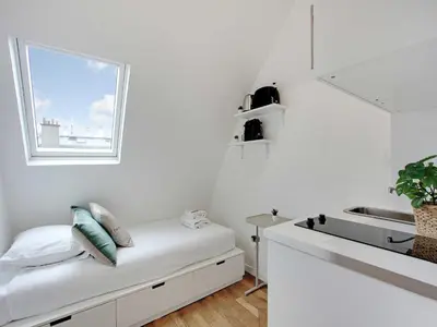 Un ou plusieurs lits dans un hébergement de l'établissement Bedroom 1 - Place Victor Hugo Trocadero - BAIL MOBILITE