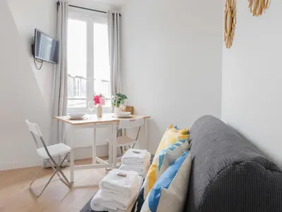 Télévision ou salle de divertissement dans l'établissement Studio cosy - Pereire Arc de Triomphe