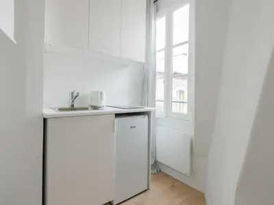 Cuisine ou kitchenette dans l'établissement Studio cosy - Pereire Arc de Triomphe